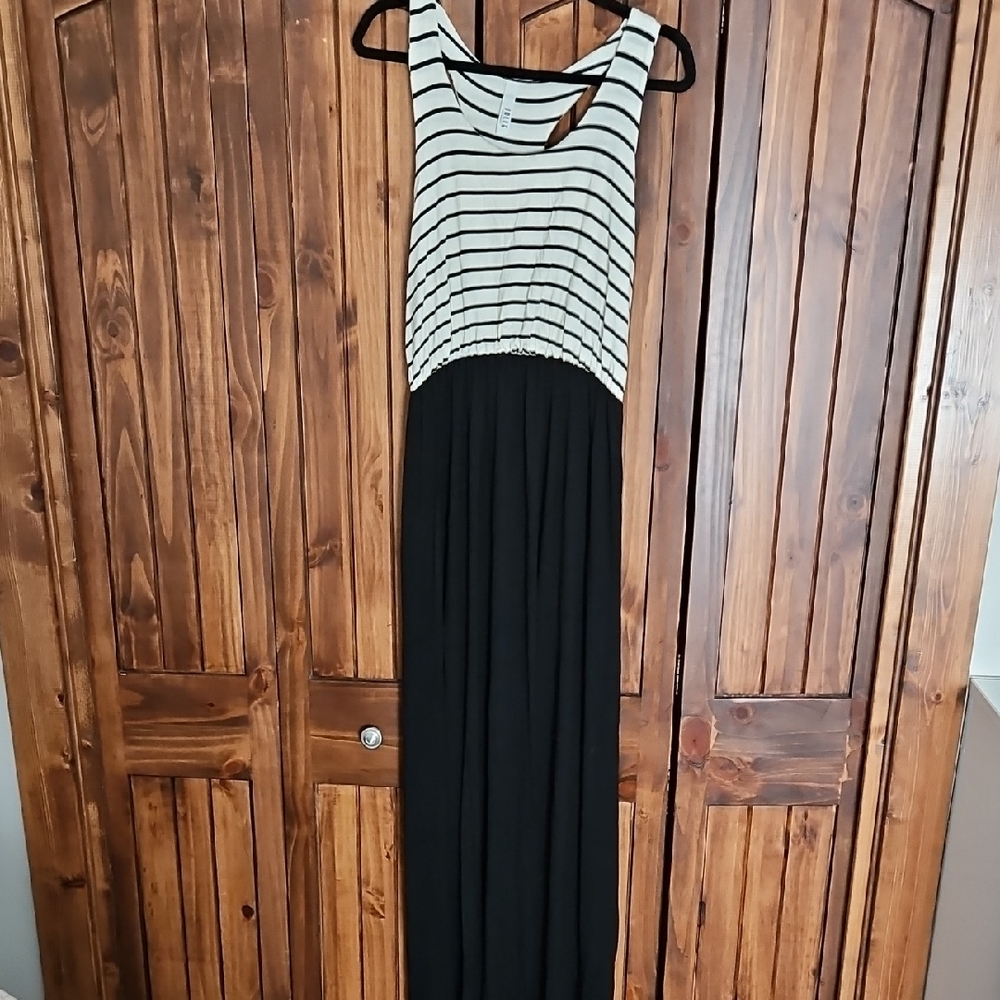 Jolie Black and White Sleeveless Maxi Dress